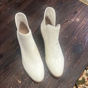 Elegant Ralph Lauren White Leather Ankle Boots